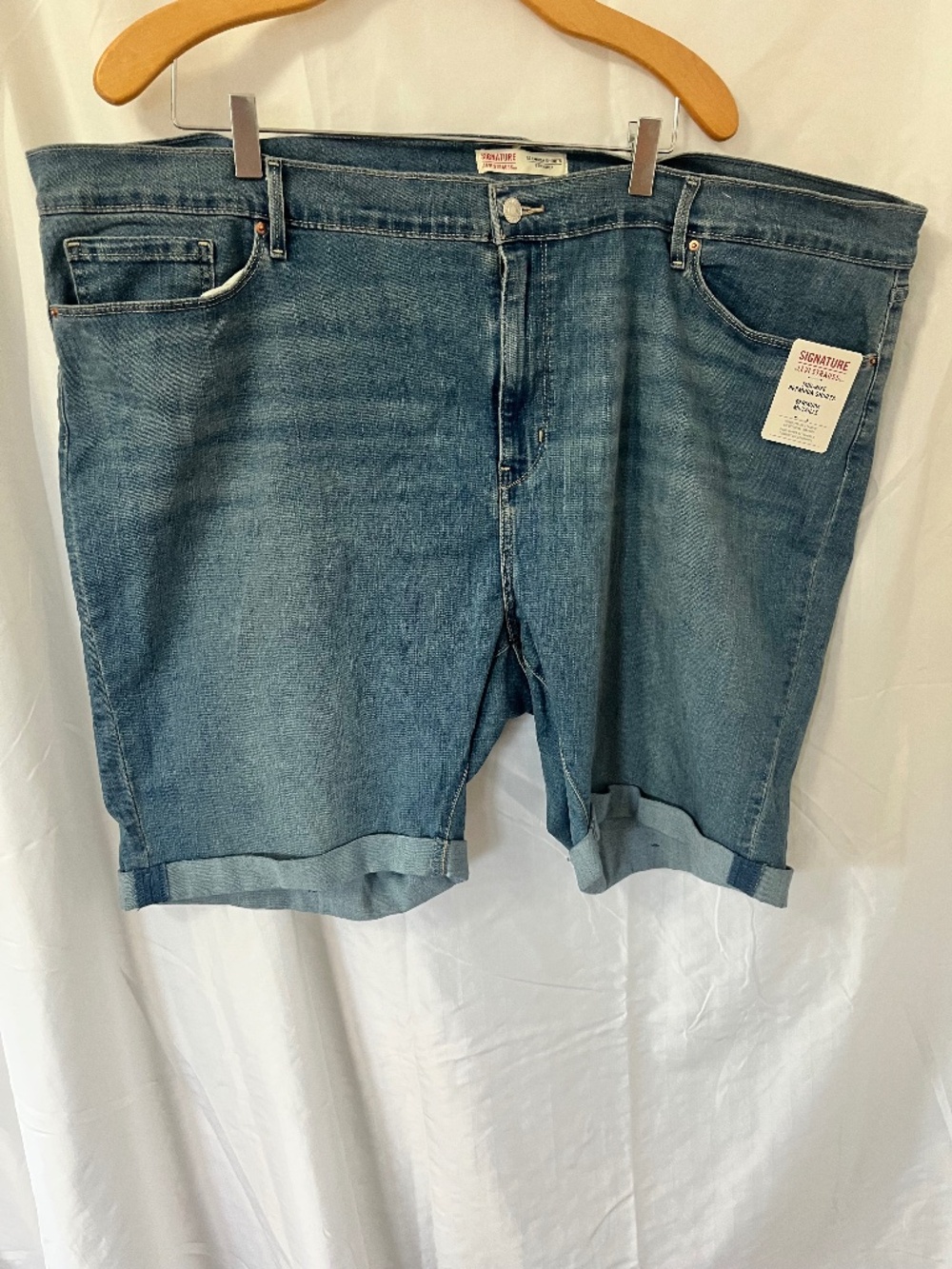 Plus sized Signature Levi’s Stauss Jean shorts.